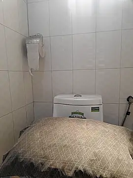 Snapshot of julietunderwoood chatting on October 31, 11:22 am julietunderwoood online show from October 31, 11:22 am