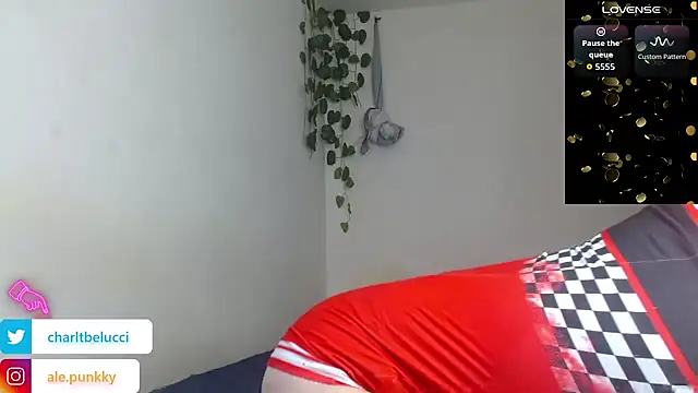 Snapshot of charlotbelucci_ chatting on June 3, 8:03 pm charlotbelucci online show from June 3, 8:03 pm