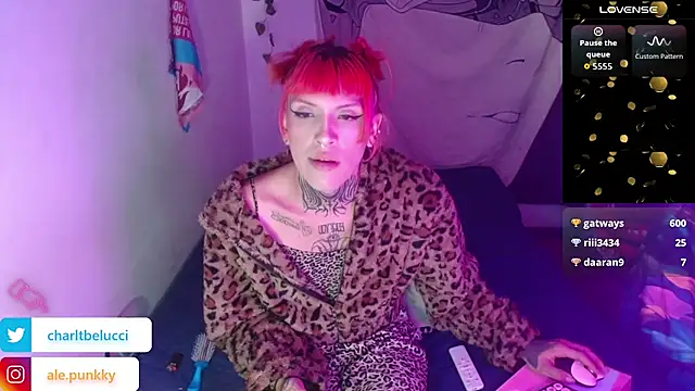 Snapshot of charlotbelucci_ chatting on June 8, 1:28 am charlotbelucci online show from June 8, 1:28 am