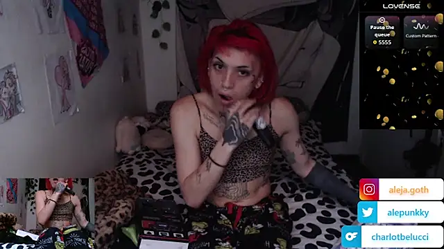 Snapshot of charlotbelucci_ chatting on July 27, 11:28 am charlotbelucci online show from July 27, 11:28 am