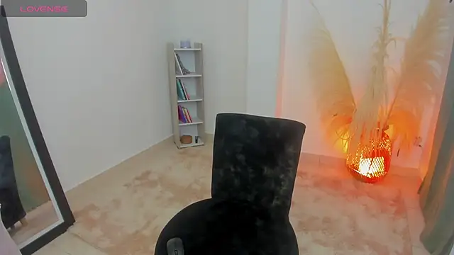 AnntoniaWood online show from March 8, 2:40 pm