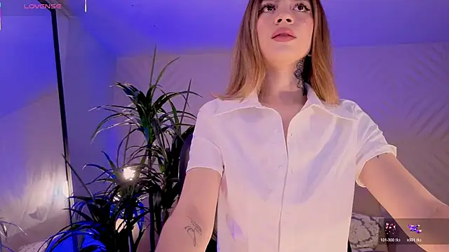 Snapshot of ViolettHansson chatting on February 18, 9:42 pm ViolettHansson online show from February 18, 9:42 pm