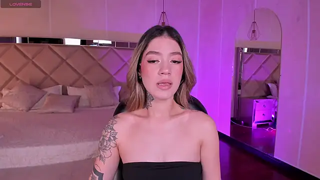 Snapshot of ViolettHansson chatting on September 23, 6:22 pm ViolettHansson online show from September 23, 6:22 pm