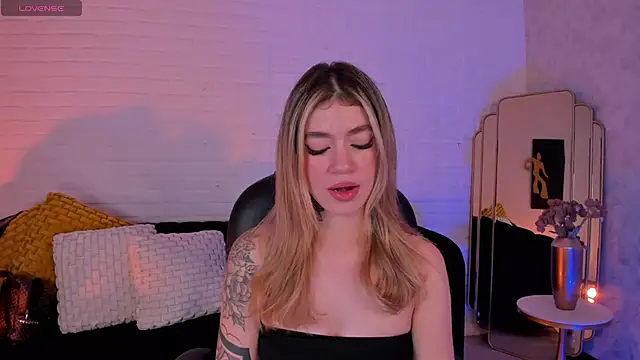 ViolettHansson online show from December 4, 6:38 pm