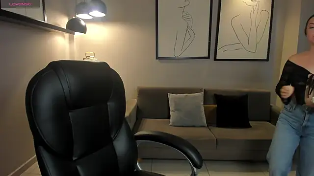 Snapshot of AliceHarper_ chatting on May 31, 3:52 pm AliceHarper online show from May 31, 3:52 pm