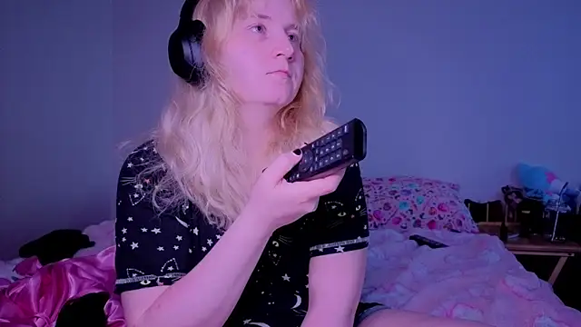 Snapshot of Glitch_Witch chatting on June 19, 10:30 am Glitch Witch online show from June 19, 10:30 am