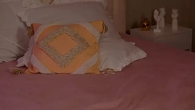 Snapshot of _F_R_A_U_ chatting on February 3, 2:53 am F R A U online show from February 3, 2:53 am