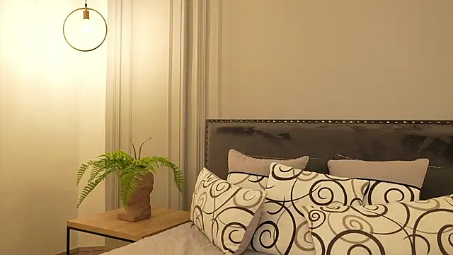 IrisBaker online show from November 13, 9:03 pm