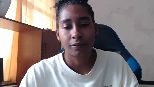 Snapshot of yohatinelly07 chatting on November 17, 2:34 pm yohatinelly07 online show from November 17, 2:34 pm