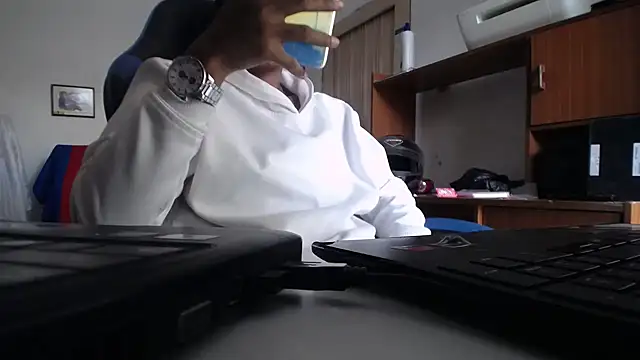 Snapshot of yohatinelly07 chatting on December 2, 9:10 pm yohatinelly07 online show from December 2, 9:10 pm