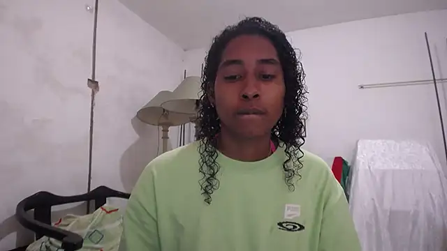 Snapshot of yohatinelly07 chatting on December 4, 12:58 pm yohatinelly07 online show from December 4, 12:58 pm