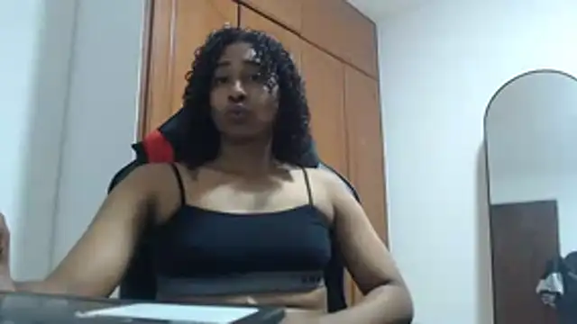 Snapshot of yohatinelly07 chatting on January 18, 1:42 am yohatinelly07 online show from January 18, 1:42 am