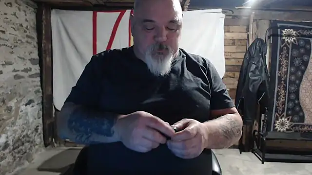 Newfiesausage1972 online show from December 2, 8:08 am