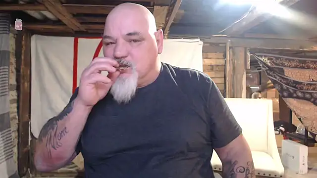 Newfiesausage1972 online show from February 22, 12:36 pm