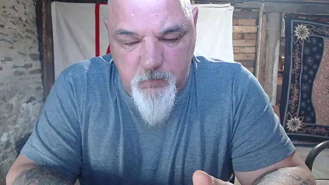 Newfiesausage1972 online show from May 1, 11:15 am