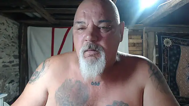 Snapshot of Newfiesausage1972 chatting on June 15, 9:11 am Newfiesausage1972 online show from June 15, 9:11 am
