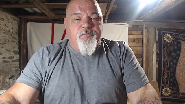 Snapshot of Newfiesausage1972 chatting on June 17, 9:12 am Newfiesausage1972 online show from June 17, 9:12 am