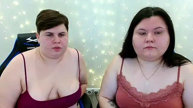 BeckyAndHellen online show from February 20, 11:22 am
