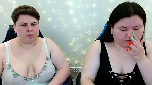 BeckyAndHellen online show from July 3, 8:10 am