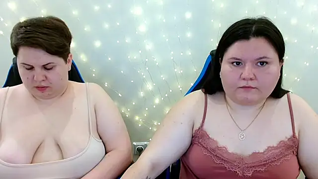 BeckyAndHellen online show from July 16, 9:37 am
