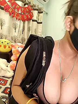 Snapshot of Divya_girl chatting on October 8, 7:28 am Divya girl online show from October 8, 7:28 am