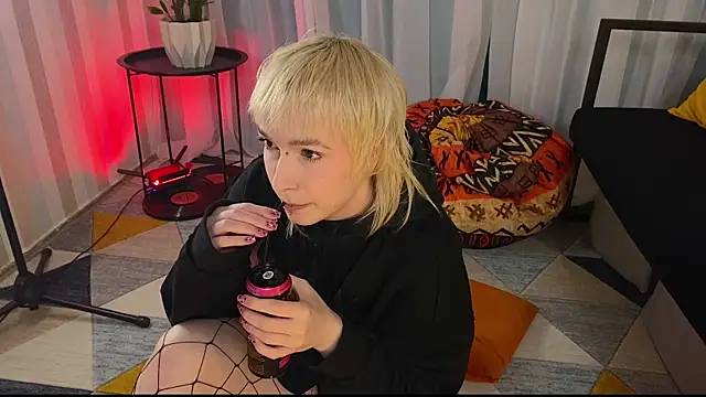 Snapshot of EmmyAmbros chatting on May 13, 8:27 pm EmmyAmbros online show from May 13, 8:27 pm
