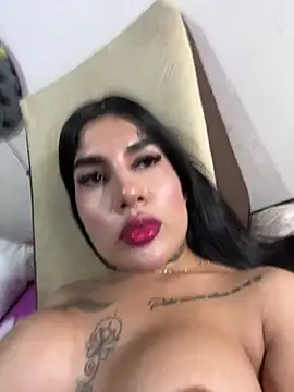 Snapshot of saragill323 chatting on February 23, 1:24 am saragill323 online show from February 23, 1:24 am