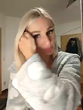 Snapshot of Liana_Lou chatting on December 8, 8:15 pm Liana Lou online show from December 8, 8:15 pm