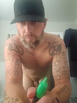 Snapshot of LongandEasy77 chatting on October 27, 8:40 am LongandEasy77 online show from October 27, 8:40 am