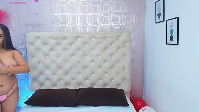 Snapshot of Sara_Desire chatting on February 14, 12:25 pm Sara Desire online show from February 14, 12:25 pm