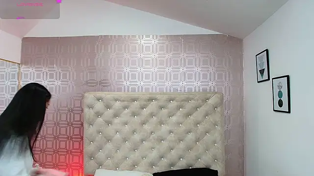 Snapshot of Sara_Desire chatting on March 6, 12:30 pm Sara Desire online show from March 6, 12:30 pm