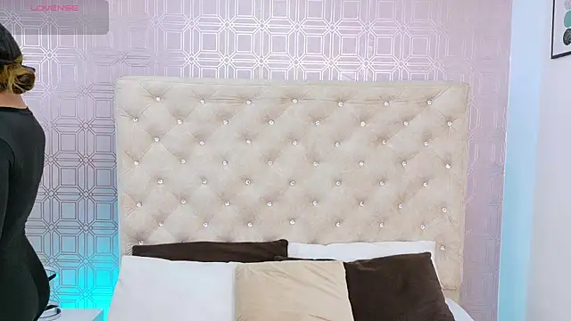 Snapshot of Sara_Desire chatting on October 4, 12:25 pm Sara Desire online show from October 4, 12:25 pm