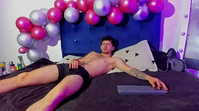 Snapshot of Ari_and_loggan chatting on December 17, 12:23 am Ari and loggan online show from December 17, 12:23 am