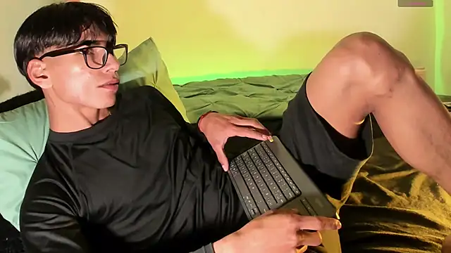 Snapshot of Teo_skinny chatting on March 22, 1:00 am Teo skinny online show from March 22, 1:00 am