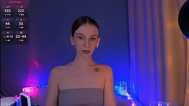 ellaamber online show from December 17, 12:01 am