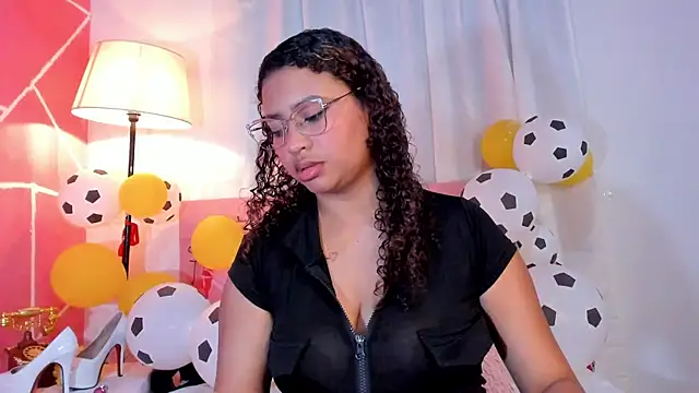Snapshot of JessyZoe chatting on June 15, 5:59 pm JessyZoe online show from June 15, 5:59 pm