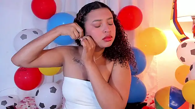 Snapshot of JessyZoe chatting on June 26, 6:34 pm JessyZoe online show from June 26, 6:34 pm