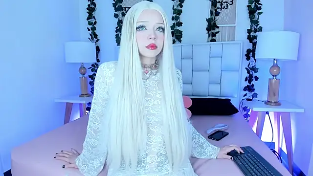 Snapshot of SophieHill_gh chatting on January 22, 10:26 pm SophieHill gh online show from January 22, 10:26 pm