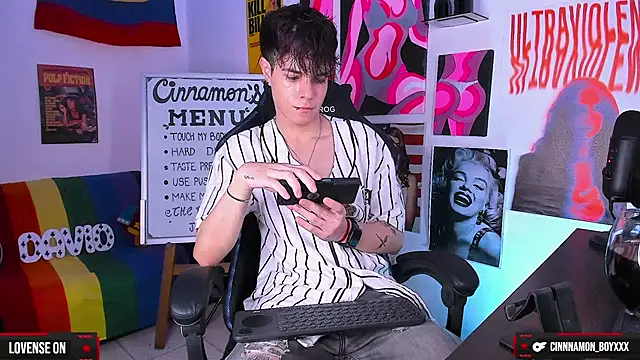Snapshot of cinnamon_boyxxx chatting on December 6, 4:03 am cinnamon boyxxx online show from December 6, 4:03 am