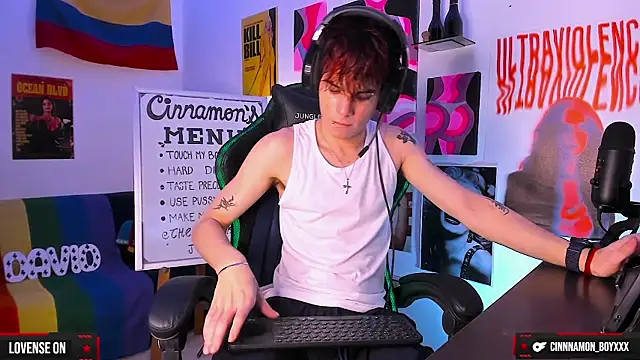Snapshot of cinnamon_boyxxx chatting on December 17, 4:56 am cinnamon boyxxx online show from December 17, 4:56 am