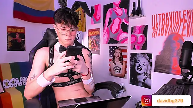 Snapshot of cinnamon_boyxxx chatting on February 5, 4:06 am cinnamon boyxxx online show from February 5, 4:06 am