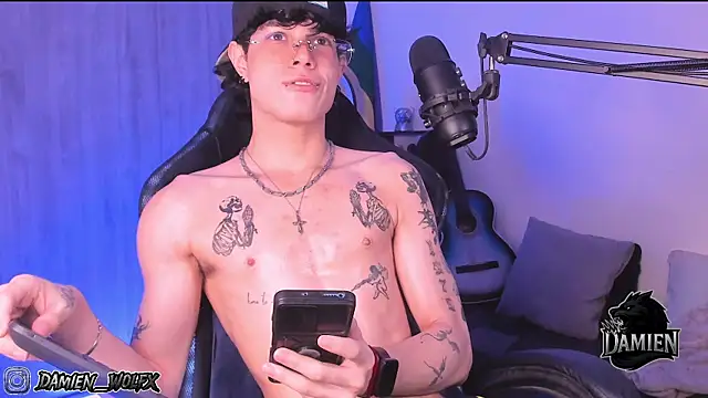 Snapshot of cinnamon_boyxxx chatting on September 21, 2:35 am cinnamon boyxxx online show from September 21, 2:35 am