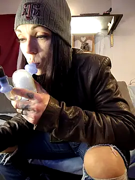 Snapshot of Genevieve143 chatting on December 5, 5:05 am Genevieve143 online show from December 5, 5:05 am