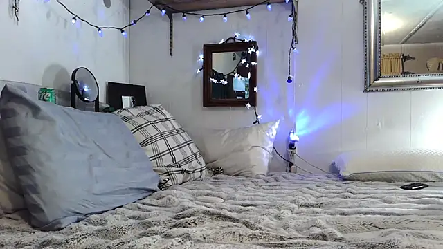 Snapshot of Genevieve143 chatting on December 13, 8:04 pm Genevieve143 online show from December 13, 8:04 pm