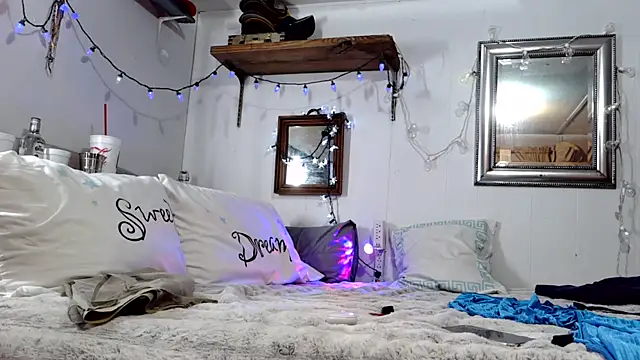 Genevieve143 online show from January 8, 11:51 pm