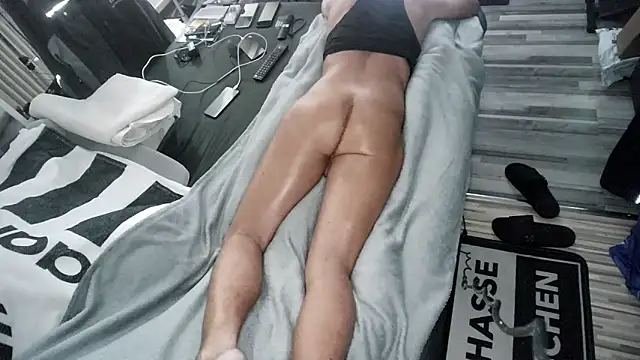 Snapshot of only1po chatting on December 15, 7:51 pm only1po online show from December 15, 7:51 pm