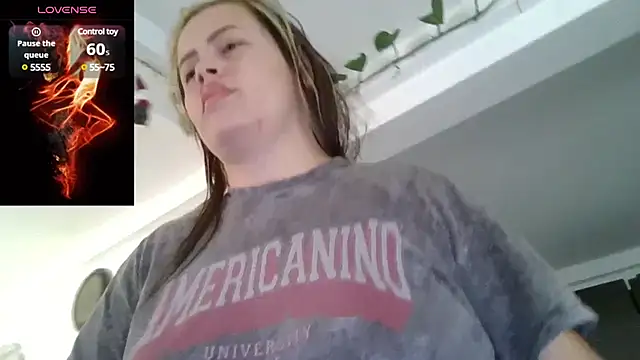 Snapshot of saramartinez1000 chatting on December 18, 3:44 pm saramartinez1000 online show from December 18, 3:44 pm