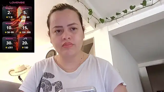 Snapshot of saramartinez1000 chatting on January 22, 3:29 pm saramartinez1000 online show from January 22, 3:29 pm