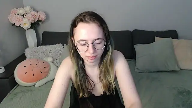 Mini Diva online show from November 1, 9:33 am