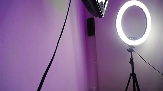 Snapshot of luly_pink chatting on October 24, 10:06 pm luly pink online show from October 24, 10:06 pm